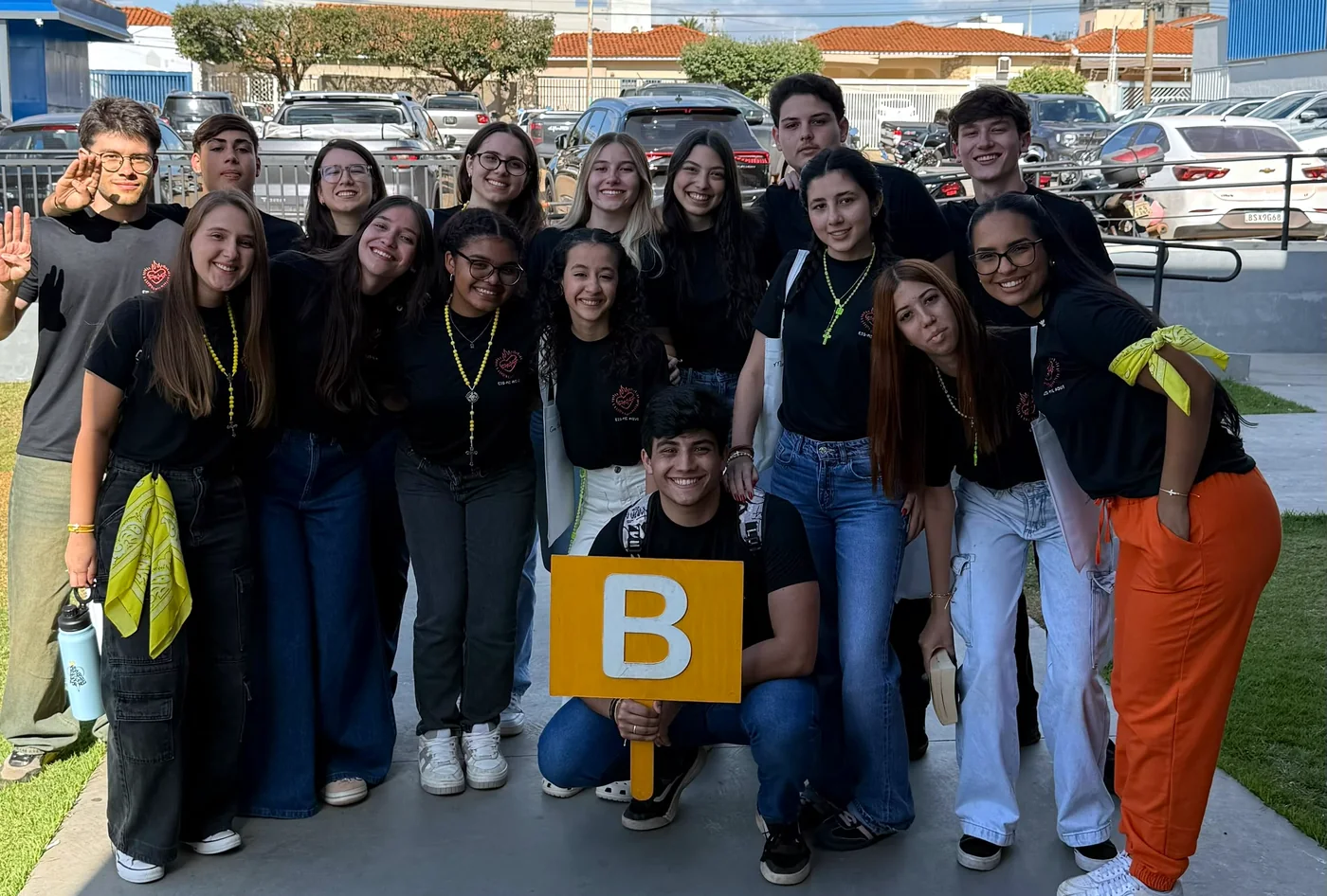 Grupo de jovens da Uniclass ao ar livre