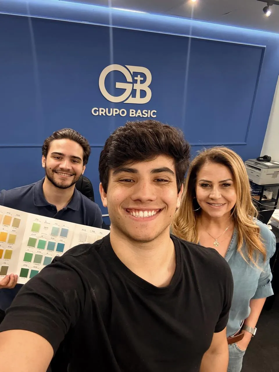 Equipe da Uniclass conferindo a cartela de cores das malhas