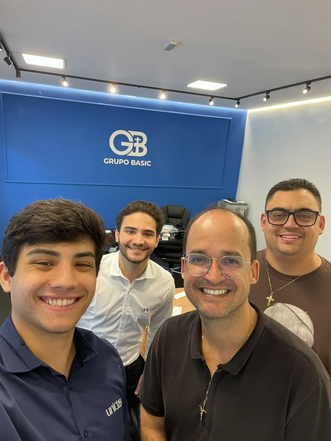 Equipe da Uniclass reunida no escritório