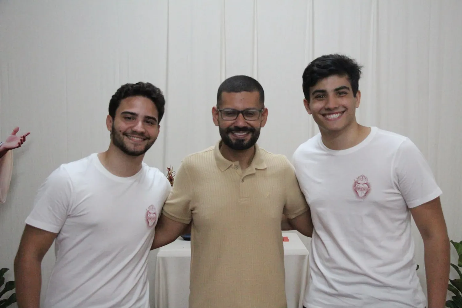 Jovens com a camiseta do Sagrado Coração feita pela Uniclass