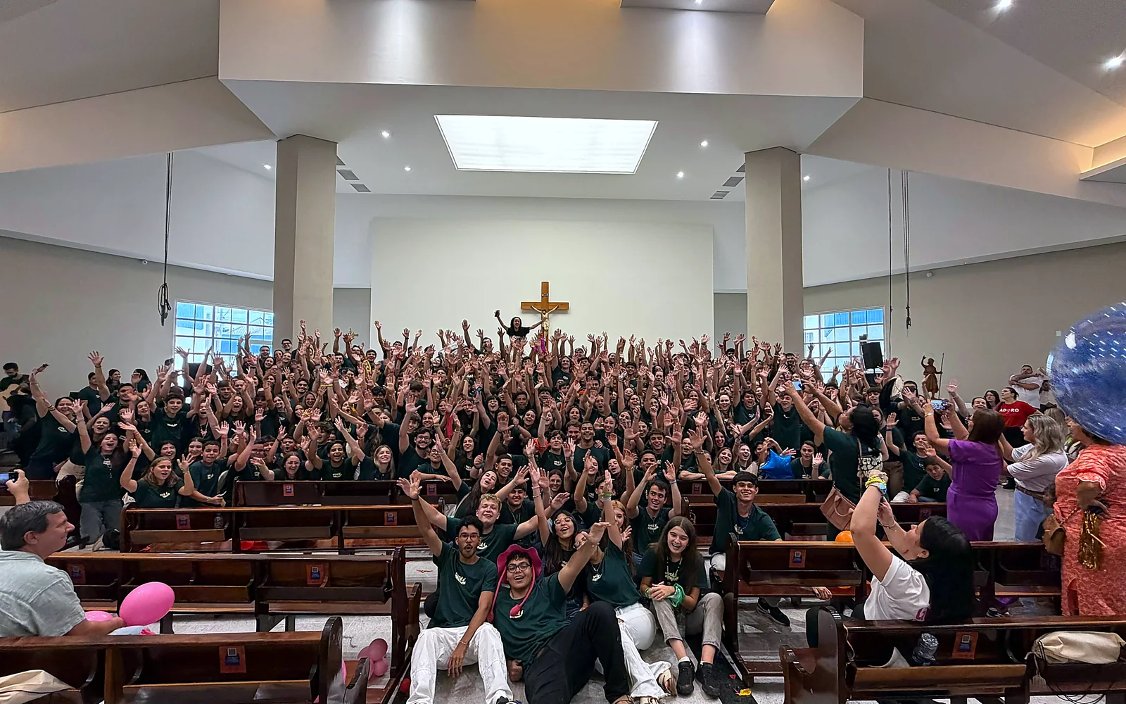 Multidão de jovens em evento católico