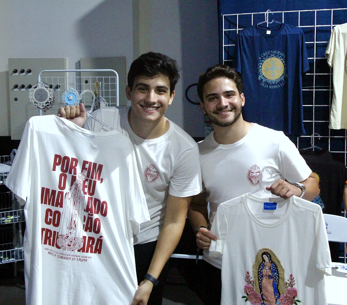 Jovens mostrando camisetas da Uniclass na loja