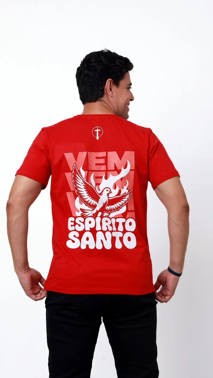 Camiseta Vem Espírito Santo da Uniclass vestida por um modelo