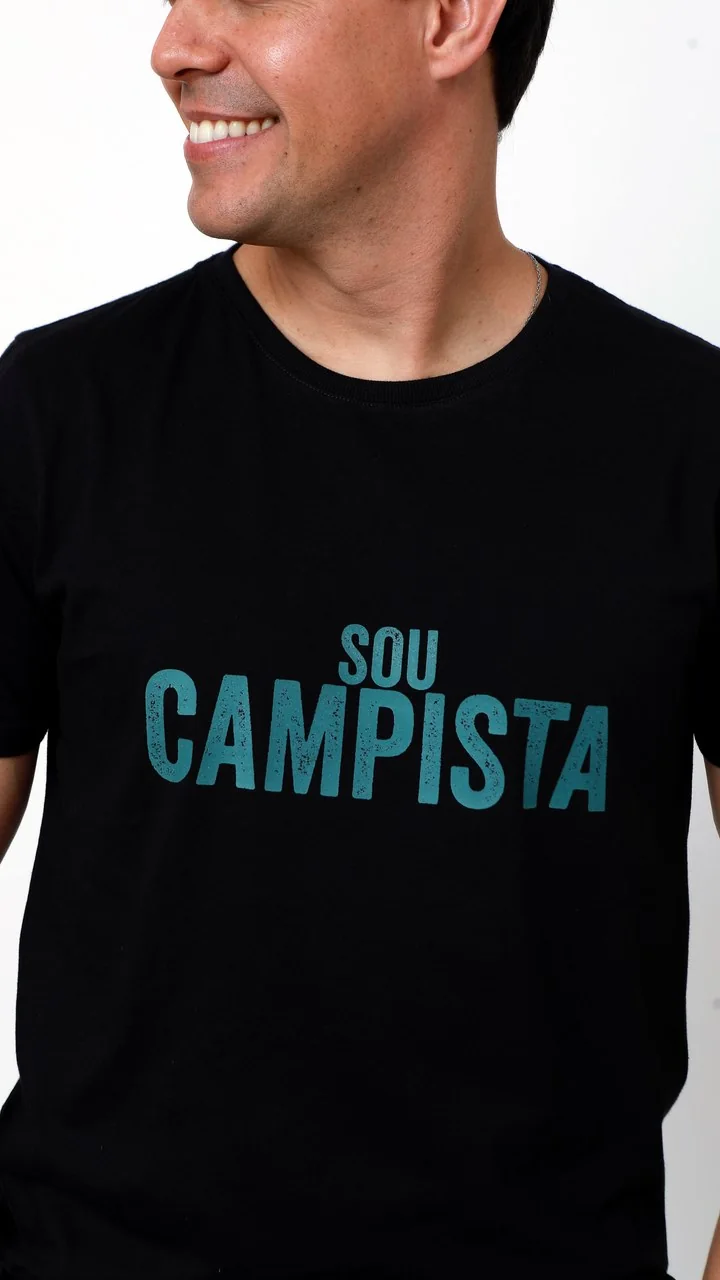 Camiseta Sou Campista da Uniclass vestida por um modelo
