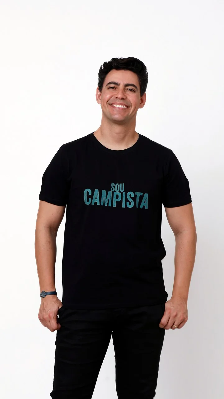 Camiseta Sou Campista da Uniclass vestida por um modelo