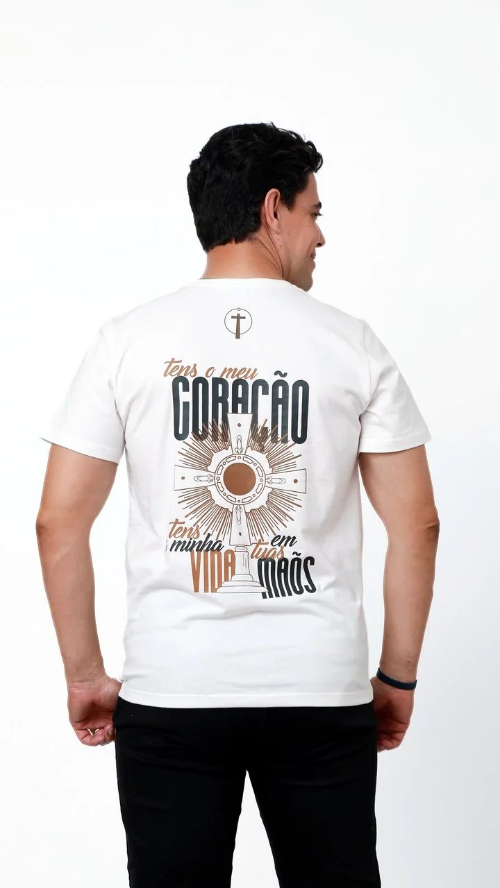 Camiseta Tens o Meu Coração da Uniclass vestida por um modelo